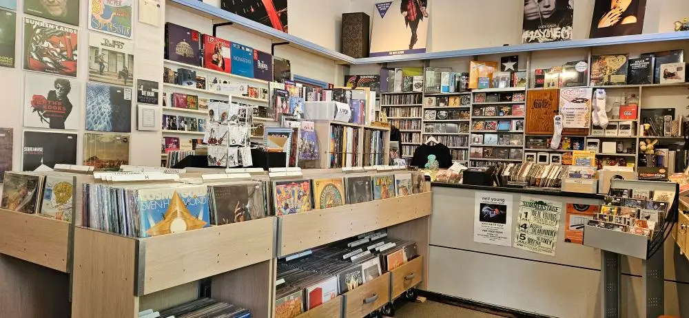 Winkelinterieur met platenbakken bij Evelyn Novacek