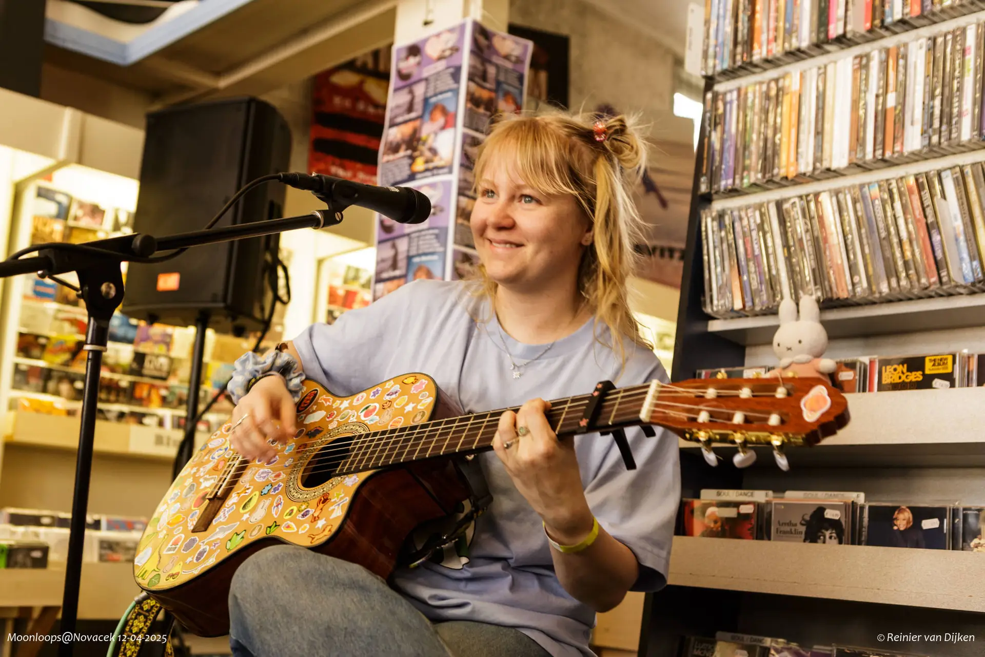Moonloops live in de winkel op 12 april 2025, Record Store Day optreden, foto van Reinier van Dijken