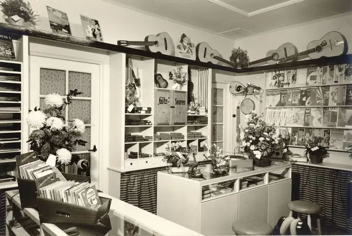 Interieur van de platenzaak Evelyn Novacek bij de opening aan de Meint Veningastraat in 1956